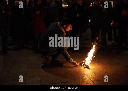 Si mettono candele e torce sul terreno in memoria dei migranti. Per le Giornate internazionali dell'ONU sui migranti, diverse ONG, associazioni, partiti politici hanno chiesto un incontro di torchi a Tolosa. Si sono riuniti in memoria di tutti i migranti morti per cercare di raggiungere un posto migliore, per la libertà di circolazione e per la ratifica da parte della Francia della "Convenzione internazionale sui diritti dei lavoratori migranti". Tolosa. Francia. Dicembre 18th 2018. (Foto di Alain Pitton/NurPhoto) Foto Stock