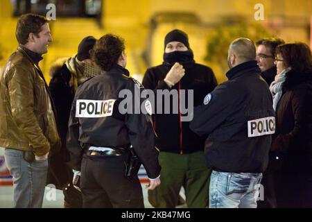 Un poliziotto francese parla con i colleghi in servizio, mentre egli dimostra sulla via degli Champs Elysées il 20 dicembre 2018 a Parigi al appello di MPC (Mouvement of Angry poliziotti) per il miglioramento delle loro condizioni di lavoro. Dopo più di un mese di monitoraggio delle proteste dei gilet gialli, i poliziotti francesi che si sentivano già sovraccarichi di lavoro, dicono di averne avuto abbastanza. Dopo diverse ore di negoziati tra il ministro francese dell'interno Christophe Castaner e i tre principali sindacati di polizia francesi, è stato finalmente raggiunto un accordo sugli stipendi degli ufficiali. Il governo francese ha accettato Foto Stock