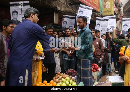 Zonayed Saki, candidato all'Alleanza Democratica di sinistra, partecipa a una campagna elettorale in vista delle elezioni generali a Dhaka, Bangladesh, il 20 dicembre 2018. Le elezioni generali del 11th si terranno in tutto il paese il 30 dicembre 2018. (Foto di Rehman Asad/NurPhoto) Foto Stock