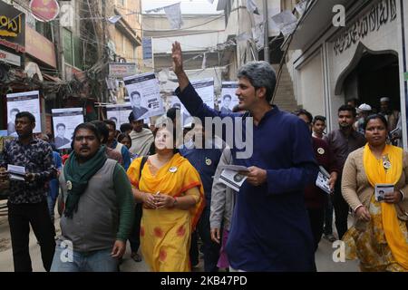 Zonayed Saki, candidato all'Alleanza Democratica di sinistra, partecipa a una campagna elettorale in vista delle elezioni generali a Dhaka, Bangladesh, il 20 dicembre 2018. Le elezioni generali del 11th si terranno in tutto il paese il 30 dicembre 2018. (Foto di Rehman Asad/NurPhoto) Foto Stock