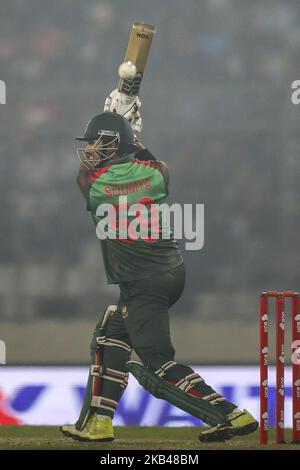 Soumya Sarkar del Bangladesh gioca un colpo durante la terza partita del T20 tra Bangladesh contro le Indie occidentali a Mirpur, Dhaka, Bangladesh il 22 dicembre 2018. (Foto di Ahmed Salahuddin/NurPhoto) Foto Stock