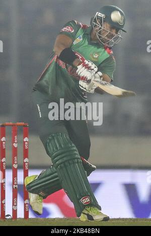 Soumya Sarkar del Bangladesh gioca un colpo durante la terza partita del T20 tra Bangladesh contro le Indie occidentali a Mirpur, Dhaka, Bangladesh il 22 dicembre 2018. (Foto di Ahmed Salahuddin/NurPhoto) Foto Stock