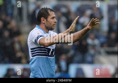 Senad Lulic festeggia dopo aver segnato il gol 3-0 durante la Serie Italiana Una partita di calcio tra S.S. Lazio e Cagliari allo Stadio Olimpico di Roma, il 22 dicembre 2018. (Foto di Silvia Lore/NurPhoto) Foto Stock