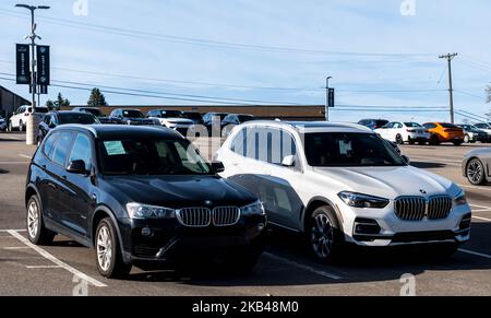 Due SUV BMW, uno nero e l'altro bianco per la vendita presso una concessionaria di Monroeville, Pennsylvania, USA Foto Stock