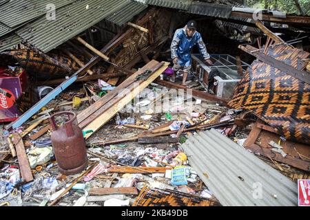 Un uomo cammina vicino ad un edificio danneggiato a Banten, il 23 dicembre 2018, dopo che la zona è stata colpita da uno tsunami il 22 dicembre dopo un'eruzione del vulcano Anak Krakatoa. – Uno tsunami provocato da un vulcano ha causato almeno 200 morti e centinaia di feriti in più dopo aver sbattuto senza preavviso sulle spiagge intorno allo stretto di Sunda in Indonesia, i funzionari hanno dichiarato il 23 dicembre 2018, esprimendo il timore che il bilancio sia stato fissato per aumentare. (Foto di Donal Husni/NurPhoto) Foto Stock