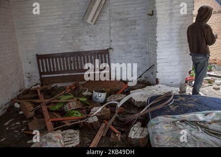 Un uomo all'interno di un edificio danneggiato a Banten, il 23 dicembre 2018, dopo che la zona è stata colpita da uno tsunami il 22 dicembre a seguito di un'eruzione del vulcano Anak Krakatoa. – Uno tsunami provocato da un vulcano ha causato almeno 200 morti e centinaia di feriti in più dopo aver sbattuto senza preavviso sulle spiagge intorno allo stretto di Sunda in Indonesia, i funzionari hanno dichiarato il 23 dicembre 2018, esprimendo il timore che il bilancio sia stato fissato per aumentare. (Foto di Donal Husni/NurPhoto) Foto Stock