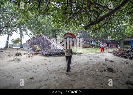 Un uomo cammina vicino ad un edificio danneggiato a Banten, il 23 dicembre 2018, dopo che la zona è stata colpita da uno tsunami il 22 dicembre dopo un'eruzione del vulcano Anak Krakatoa. – Uno tsunami provocato da un vulcano ha causato almeno 200 morti e centinaia di feriti in più dopo aver sbattuto senza preavviso sulle spiagge intorno allo stretto di Sunda in Indonesia, i funzionari hanno dichiarato il 23 dicembre 2018, esprimendo il timore che il bilancio sia stato fissato per aumentare. (Foto di Donal Husni/NurPhoto) Foto Stock