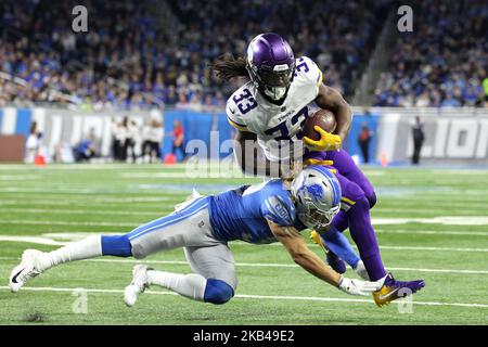 Minnesota Vikings Running Back Dalvin Cook (33) corre la palla contro la schiena difensiva dei Detroit Lions Mike Ford (38) durante la prima metà di una partita di football della NFL a Detroit, Michigan USA, domenica 23 dicembre 2018. (Foto di Jorge Lemus/NurPhoto) Foto Stock