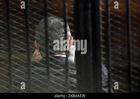 L'ex presidente egiziano Hosni Mubarak, estromesso a seguito di una rivolta popolare nel 2011, come testimonia durante una sessione del processo di recupero dei membri della Fratellanza musulmana, ormai bandita, sulle accuse di plottare i salariati e gli attacchi contro la polizia durante la rivolta del 2011, in un tribunale make-shift nel sud del Cairo, Egitto il 26 dicembre 2018. (Foto di Mohamed Mostafa/NurPhoto) Foto Stock
