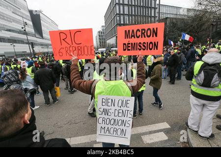 I manifestanti che indossano giubbotti gialli si riuniscono di fronte alla sede della TV francese « BFMTV » durante una manifestazione chiamata dal movimento giubbotti gialli (Gilets jaunes), per protestare contro l'aumento dei costi di vita che colpiscono di tasse elevate, a Parigi, il 29 dicembre 2018. Il movimento dei giubbotti gialli in Francia è iniziato originariamente come protesta per i previsti aumenti del carburante, ma si è trasformato in una protesta di massa contro le politiche del presidente e lo stile top-down di governo. (Foto di Michel Stoupak/NurPhoto) Foto Stock