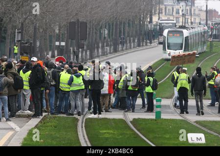 I manifestanti che indossano giubbotti gialli si riuniscono di fronte alla sede della TV francese « BFMTV » durante una manifestazione chiamata dal movimento giubbotti gialli (Gilets jaunes), per protestare contro l'aumento dei costi di vita che colpiscono di tasse elevate, a Parigi, il 29 dicembre 2018. Il movimento dei giubbotti gialli in Francia è iniziato originariamente come protesta per i previsti aumenti del carburante, ma si è trasformato in una protesta di massa contro le politiche del presidente e lo stile top-down di governo. (Foto di Michel Stoupak/NurPhoto) Foto Stock