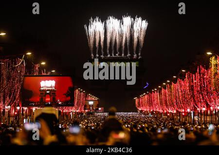 La gente si riunisce vicino all'Arco di Trionfo illuminato sugli Champs-Elysees per le celebrazioni di Capodanno nella capitale francese Parigi il 31 dicembre 2018. Uno spettacolo di fuochi d'artificio e uno spettacolo di suoni e luci con il tema 'Fraternity' e' allestito a Passi pure sugli Champs-Elysees nonostante i piani per ulteriori proteste anti-governative 'gileta' nel famoso viale. (Foto di Sameer al-Doumy/NurPhoto) Foto Stock