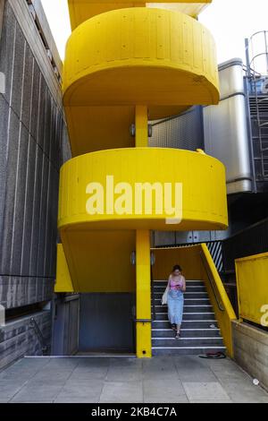 Scala esterna moderna dipinta di giallo, Londra, Inghilterra, Regno Unito Foto Stock