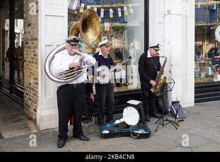 Musicisti di strada senior, band di strada con banjo, sassofono e tuba a Londra, Inghilterra Regno Unito Foto Stock