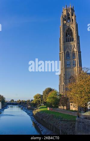 La torre della chiesa di St. Botolph con il ponte ferroviario di Witham in lontananza in un soleggiato pomeriggio autunnale a Boston nel Lincolnshire Foto Stock