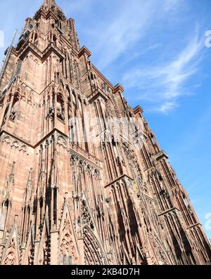 Statue di santi e religiosi sulla facciata dell'antica cattedrale di Notre Dame di Strasburgo in Francia Foto Stock