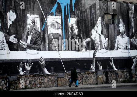 Nuovo murale dell'artista visivo di strada INO ad Atene, in Grecia, il 5 gennaio 2019. (Foto di Giorgos Georgiou/NurPhoto) Foto Stock