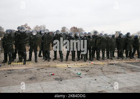 La polizia antisommossa francese prende misure di sicurezza nei pressi del Musee d'Orsay (museo d'Orsay) contro i manifestanti di Yellow Vests (Gilets jaunes) a Parigi, in Francia, il 5 gennaio 2019. (Foto di Michel Stoupak/NurPhoto) Foto Stock