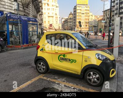 Un veicolo elettrico è visto a Milano, Italia, il 7 gennaio 2019. Un car sharen'go rischia di lasciare l'Italia se le sue auto sono escluse dagli incentivi governativi 2019 per i veicoli elettrici. (Foto di Mairo Cinquetti/NurPhoto) Foto Stock