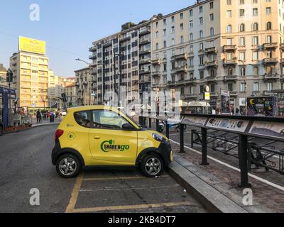 Un veicolo elettrico è visto a Milano, Italia, il 7 gennaio 2019. Un car sharen'go rischia di lasciare l'Italia se le sue auto sono escluse dagli incentivi governativi 2019 per i veicoli elettrici. (Foto di Mairo Cinquetti/NurPhoto) Foto Stock