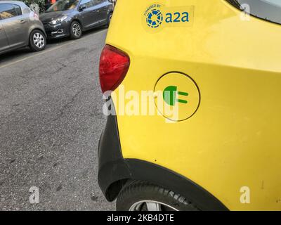 Un veicolo elettrico è visto a Milano, Italia, il 7 gennaio 2019. Un car sharen'go rischia di lasciare l'Italia se le sue auto sono escluse dagli incentivi governativi 2019 per i veicoli elettrici. (Foto di Mairo Cinquetti/NurPhoto) Foto Stock