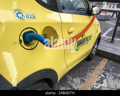Un veicolo elettrico è visto a Milano, Italia, il 7 gennaio 2019. Un car sharen'go rischia di lasciare l'Italia se le sue auto sono escluse dagli incentivi governativi 2019 per i veicoli elettrici. (Foto di Mairo Cinquetti/NurPhoto) Foto Stock