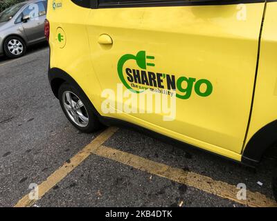 Un veicolo elettrico è visto a Milano, Italia, il 7 gennaio 2019. Un car sharen'go rischia di lasciare l'Italia se le sue auto sono escluse dagli incentivi governativi 2019 per i veicoli elettrici. (Foto di Mairo Cinquetti/NurPhoto) Foto Stock