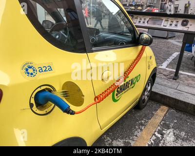 Un veicolo elettrico è visto a Milano, Italia, il 7 gennaio 2019. Un car sharen'go rischia di lasciare l'Italia se le sue auto sono escluse dagli incentivi governativi 2019 per i veicoli elettrici. (Foto di Mairo Cinquetti/NurPhoto) Foto Stock