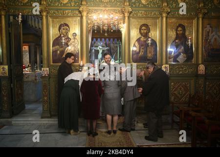 I cristiani ortodossi palestinesi partecipano a una messa nella Chiesa di San Porfirio, nell'ambito delle celebrazioni natalizie del 7 gennaio 2019 a Gaza. Secondo il calendario gregoriano, il Natale ortodosso cade 13 giorni dopo la festa occidentale del 25 dicembre celebrata in linea con il calendario Giuliano. (Foto di Majdi Fathi/NurPhoto) Foto Stock