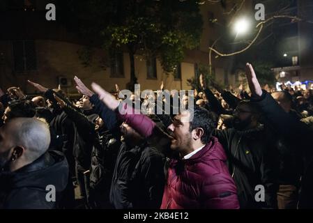 I militanti di estrema destra Casapound salutano i nazisti di fronte all'ex ramo del partito MSI (movimento sociale italiano) durante il 41st° anniversario delle uccisioni di Acca Larentia a Roma, in Italia, il 07 gennaio 2019. Le uccisioni di Acca Larentia si riferiscono all'uccisione politica di tre attivisti fascisti - Franco Bigonzetti, Francesco Ciavatta e Stefano Recchioni - del fronte Giovanile del movimento sociale italiano la sera del 7 gennaio 1978, a Roma. Negli anni passati, i movimenti italiani di estrema destra come Casapound hanno utilizzato l'anniversario dell'Acca Larentiaâ come evento principale nella loro agenda politica, gat Foto Stock