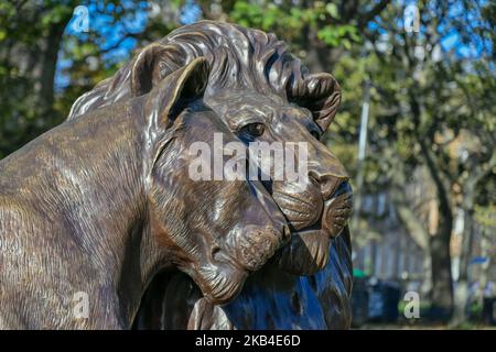 Born Free Forever è una mostra di 25 sculture in bronzo che celebrano il film e sensibilizzano la popolazione leone di tutto il mondo. Foto Stock