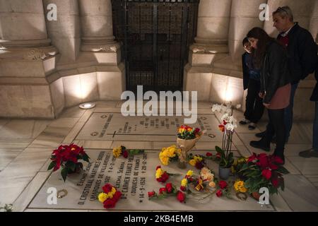 Una famiglia osserva la tomba di Carmen Franco Polo, figlia del dittatore Francisco Franco all'interno della cripta della cattedrale dell'Almudena a Madrid, Spagna, il 10 gennaio 2019. Stile neorromanico e formato da più di 400 colonne, e ora polemica perché vogliono portare i loro resti lì. (Foto di Joaquin Gomez Sastre/NurPhoto) Foto Stock