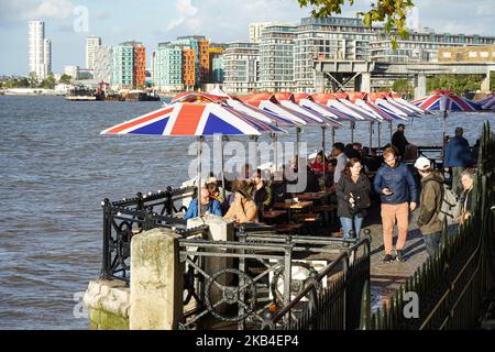 Persone che cenano lungo il Tamigi, fuori Trafalgar Tavern pub a Greenwich, Londra Inghilterra Regno Unito Regno Unito Foto Stock