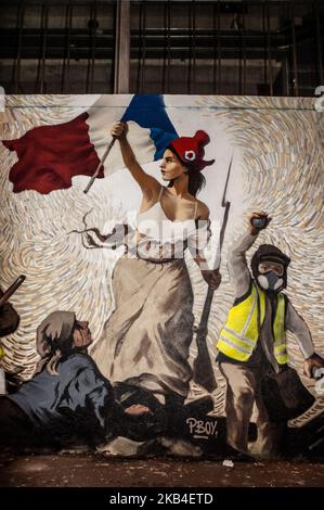 PBOY (Pascal Boyart), artista di strada dell'affresco "la liberté guidant le Peuple", attrae centinaia di curiosi e parigini alla ricerca dell'enigma nascosto nell'affresco che riproduce in versione contemporanea Yellow Vests il famoso dipinto di Eugène Delacroix. Il vincitore si aggiudicherà 0,26btc ($ 1000) a Parigi il 10 gennaio 2019. (Foto di Daniel Pier/NurPhoto) Foto Stock