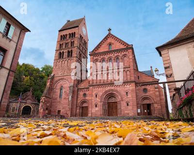 La Chiesa cattolica romana di Saint-Pantaleon è un edificio neoromanico sacro del tardo periodo romanico alsaziano dal 1882 Foto Stock