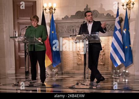 Angela Merkel, cancelliere tedesco, di sinistra, ascolta Alexis Tsipras, primo ministro greco, che parla durante una conferenza stampa che si terrà ad Atene, in Grecia, giovedì 10 gennaio 2019. (Foto di Wassilios Aswestopoulos/NurPhoto) Foto Stock