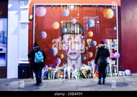 I fan pagano tributi con fiori, candele e foto di David Bowie a Brixton, Londra, Regno Unito il 10 gennaio 2019. L'iconico musicista britannico morì due giorni dopo il suo 69th° compleanno. David Bowie ha pubblicato il suo ultimo album, Blackstar, il giorno del suo compleanno il 8 gennaio 2016. (Foto di Alberto Pezzali/NurPhoto) Foto Stock