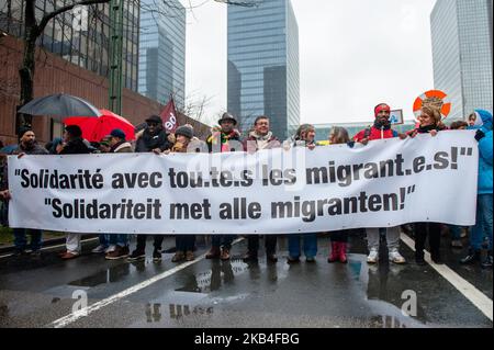 Gennaio 12th, Bruxelles. Circa 2500 persone hanno preso le strade di Bruxelles per protestare contro le politiche anti-migrazione del governo del primo ministro Charles Michel, del ministro degli interni Jan Jambon e dell'ex segretario di Stato per l'asilo Theo Francken. Con questa dimostrazione chiedono una condanna sistematica della violenza razzista, patriarcale e di polizia, la fine delle operazioni di polizia per fermare i migranti in luoghi pubblici o privati, la regolarizzazione di tutte le persone non documentate e l'apertura di corridoi umanitari per tutti i migranti che arrivano in Belgio. (Foto di Romy Arroyo Fernandez/NurPhoto) Foto Stock