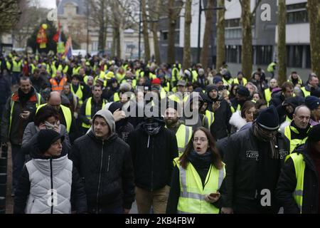 Una marcia di protesta dei membri dei giubbotti gialli davanti all'edificio del sindaco di Caen, in Normandia, in Francia, il 12 gennaio 2019. Il movimento dei giubbotti gialli (Gilets jaunes) ha organizzato per nove settimane consecutive proteste contro gli alti costi della vita, le riforme fiscali del governo e per una maggiore "giustizia sociale ed economica”. (Foto di Ibrahim Ezzat/NurPhoto) Foto Stock