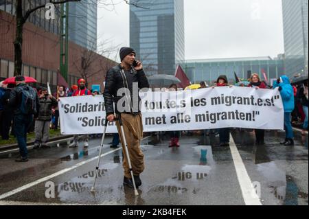 Gennaio 12th, Bruxelles. Circa 2500 persone hanno preso le strade di Bruxelles per protestare contro le politiche anti-migrazione del governo del primo ministro Charles Michel, del ministro degli interni Jan Jambon e dell'ex segretario di Stato per l'asilo Theo Francken. Con questa dimostrazione chiedono una condanna sistematica della violenza razzista, patriarcale e di polizia, la fine delle operazioni di polizia per fermare i migranti in luoghi pubblici o privati, la regolarizzazione di tutte le persone non documentate e l'apertura di corridoi umanitari per tutti i migranti che arrivano in Belgio. (Foto di Romy Arroyo Fernandez/NurPhoto) Foto Stock