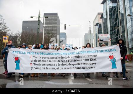 Gennaio 12th, Bruxelles. Circa 2500 persone hanno preso le strade di Bruxelles per protestare contro le politiche anti-migrazione del governo del primo ministro Charles Michel, del ministro degli interni Jan Jambon e dell'ex segretario di Stato per l'asilo Theo Francken. Con questa dimostrazione chiedono una condanna sistematica della violenza razzista, patriarcale e di polizia, la fine delle operazioni di polizia per fermare i migranti in luoghi pubblici o privati, la regolarizzazione di tutte le persone non documentate e l'apertura di corridoi umanitari per tutti i migranti che arrivano in Belgio. (Foto di Romy Arroyo Fernandez/NurPhoto) Foto Stock