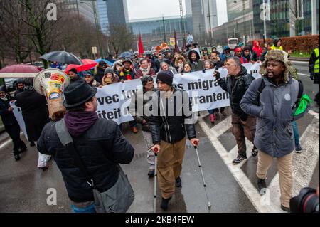 Gennaio 12th, Bruxelles. Circa 2500 persone hanno preso le strade di Bruxelles per protestare contro le politiche anti-migrazione del governo del primo ministro Charles Michel, del ministro degli interni Jan Jambon e dell'ex segretario di Stato per l'asilo Theo Francken. Con questa dimostrazione chiedono una condanna sistematica della violenza razzista, patriarcale e di polizia, la fine delle operazioni di polizia per fermare i migranti in luoghi pubblici o privati, la regolarizzazione di tutte le persone non documentate e l'apertura di corridoi umanitari per tutti i migranti che arrivano in Belgio. (Foto di Romy Arroyo Fernandez/NurPhoto) Foto Stock