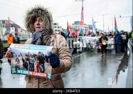 Gennaio 12th, Bruxelles. Circa 2500 persone hanno preso le strade di Bruxelles per protestare contro le politiche anti-migrazione del governo del primo ministro Charles Michel, del ministro degli interni Jan Jambon e dell'ex segretario di Stato per l'asilo Theo Francken. Con questa dimostrazione chiedono una condanna sistematica della violenza razzista, patriarcale e di polizia, la fine delle operazioni di polizia per fermare i migranti in luoghi pubblici o privati, la regolarizzazione di tutte le persone non documentate e l'apertura di corridoi umanitari per tutti i migranti che arrivano in Belgio. (Foto di Romy Arroyo Fernandez/NurPhoto) Foto Stock