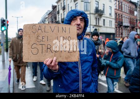 Gennaio 12th, Bruxelles. Circa 2500 persone hanno preso le strade di Bruxelles per protestare contro le politiche anti-migrazione del governo del primo ministro Charles Michel, del ministro degli interni Jan Jambon e dell'ex segretario di Stato per l'asilo Theo Francken. Con questa dimostrazione chiedono una condanna sistematica della violenza razzista, patriarcale e di polizia, la fine delle operazioni di polizia per fermare i migranti in luoghi pubblici o privati, la regolarizzazione di tutte le persone non documentate e l'apertura di corridoi umanitari per tutti i migranti che arrivano in Belgio. (Foto di Romy Arroyo Fernandez/NurPhoto) Foto Stock