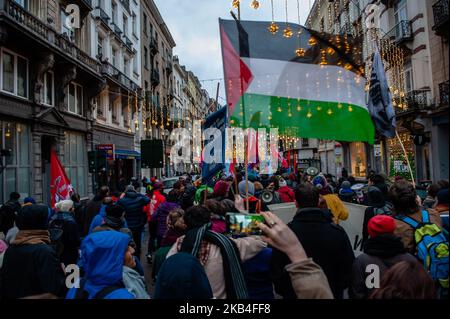 Gennaio 12th, Bruxelles. Circa 2500 persone hanno preso le strade di Bruxelles per protestare contro le politiche anti-migrazione del governo del primo ministro Charles Michel, del ministro degli interni Jan Jambon e dell'ex segretario di Stato per l'asilo Theo Francken. Con questa dimostrazione chiedono una condanna sistematica della violenza razzista, patriarcale e di polizia, la fine delle operazioni di polizia per fermare i migranti in luoghi pubblici o privati, la regolarizzazione di tutte le persone non documentate e l'apertura di corridoi umanitari per tutti i migranti che arrivano in Belgio. (Foto di Romy Arroyo Fernandez/NurPhoto) Foto Stock