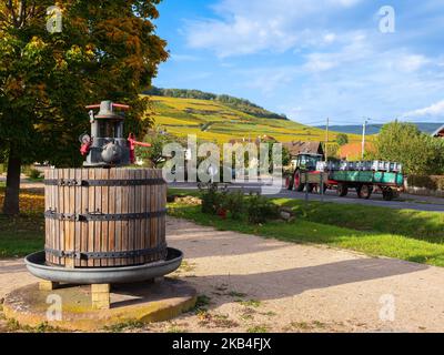 Orschwihr, Francia - 10 ottobre 2022: Una pressa dell'uva nel villaggio di Orschwihr lungo la strada del vino in Alsazia, Francia Foto Stock
