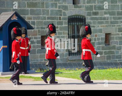 QUEBEC, Canada - 20 agosto 2014: i membri della Canadian Royal Ventiduesimo reggimento marche presso la cittadella di Vecchia Quebec City Foto Stock