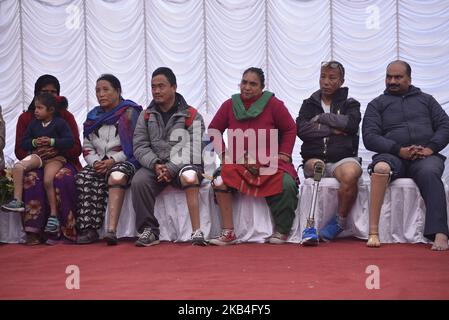 Le persone nepalesi con le loro gambe protesiche artificiali montate durante il campo artificiale di applicazione degli arti nel Norvic International Hospital, Kathmandu, Nepal Domenica 13 gennaio 2019. Il Bhagwan Mahavir Vikalang Sahayata Samiti (BMVSS) che fa un campo artificiale per gli amputei con disabilità in associazione con la Fondazione Chaudhary, un'organizzazione di beneficenza appartenente a Binod Chaudhary, il primo miliardario del Nepal. 500 persone disabili in Nepal saranno fornite protesi libere 'Jaipur piede' durante un campo artificiale di applicazione degli arti. (Foto di Narayan Maharjan/NurPhoto) Foto Stock