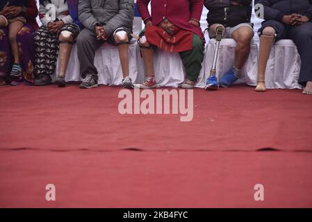 Le persone nepalesi con le loro gambe protesiche artificiali montate durante il campo artificiale di applicazione degli arti nel Norvic International Hospital, Kathmandu, Nepal Domenica 13 gennaio 2019. Il Bhagwan Mahavir Vikalang Sahayata Samiti (BMVSS) che fa un campo artificiale per gli amputei con disabilità in associazione con la Fondazione Chaudhary, un'organizzazione di beneficenza appartenente a Binod Chaudhary, il primo miliardario del Nepal. 500 persone disabili in Nepal saranno fornite protesi libere 'Jaipur piede' durante un campo artificiale di applicazione degli arti. (Foto di Narayan Maharjan/NurPhoto) Foto Stock