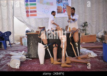 Artificiale arto Maker facendo diverse dimensioni e forme di gambe protesiche artificiali adattato al popolo nepalese durante il campo artificiale arto montaggio in Norvic International Hospital, Kathmandu, Nepal Domenica, 13 gennaio 2019. Il Bhagwan Mahavir Vikalang Sahayata Samiti (BMVSS) che fa un campo artificiale per gli amputei con disabilità in associazione con la Fondazione Chaudhary, un'organizzazione di beneficenza appartenente a Binod Chaudhary, il primo miliardario del Nepal. 500 persone disabili in Nepal saranno fornite protesi libere 'Jaipur piede' durante un campo artificiale di applicazione degli arti. (Foto di Foto Stock